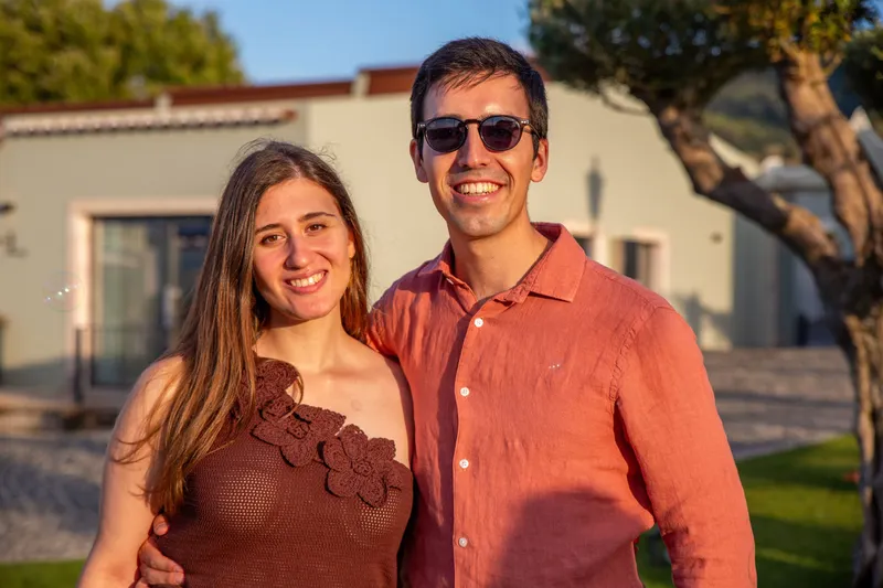 Rafael e Catarina abraçados, à luz dourada do fim de tarde.